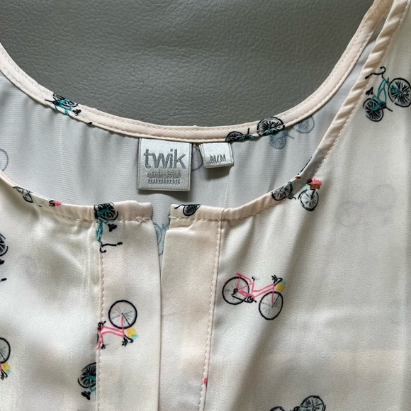 Size M bicycle print sleeveless blouse - business casual or office wear - Picture 2 of 3